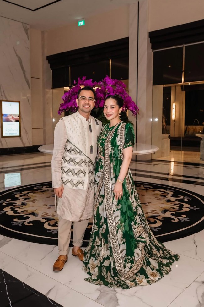 Untuk look kedua, Nagita dan Raffi kembali tampil memukau. Kali ini Raffi tampil dalam balutan busana bernuansa coklat muda. Ia menambahkan Nehru vest (rompi khas India) dengan motif geometris berwarna silver-abu. Foto: Instagram/@raffinagita1717