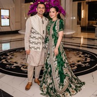 Untuk look kedua, Nagita dan Raffi kembali tampil memukau. Kali ini Raffi tampil dalam balutan busana bernuansa coklat muda. Ia menambahkan Nehru vest (rompi khas India) dengan motif geometris berwarna silver-abu. Foto: Instagram/@raffinagita1717