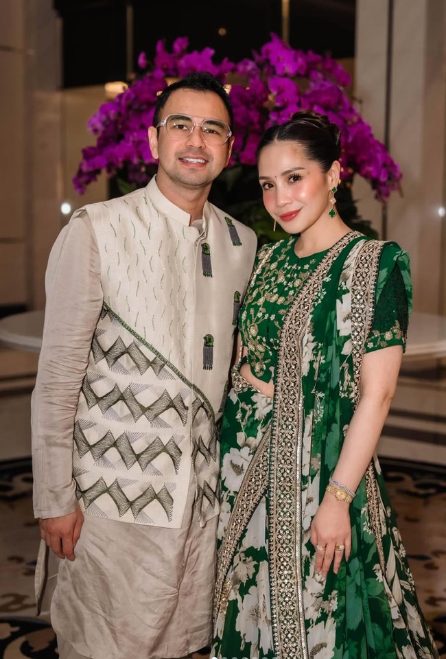Mempermanis tampilannya, Nagita juga menambahkan beberapa aksesori seperti anting gantung bentuk clover yang senada dengan busananya, gelang, jam tangan, serta beberapa cincin. Foto: Instagram/@raffinagita1717