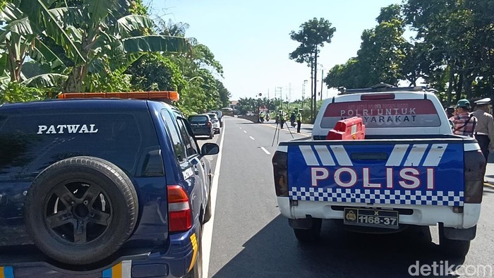 Olah TKP kecelakaan maut libatkan truk tronton tabrak 5 kendaraan lain di Desa Malasan Wetan, Kecamatan Tegalsiwalan, Probolinggo.