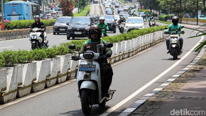 Kendaraan listrik melintas di Jalan Jenderal Sudirman, Jakarta (20/4/2026). Pemprov DKI menyiapkan kebijakan baru menyusul aturan pajak kendaraan listrik dari pemerintah pusat.