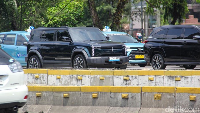 Kendaraan listrik melintas di Jalan Jenderal Sudirman, Jakarta (20/4/2026). Pemprov DKI menyiapkan kebijakan baru menyusul aturan pajak kendaraan listrik dari pemerintah pusat.