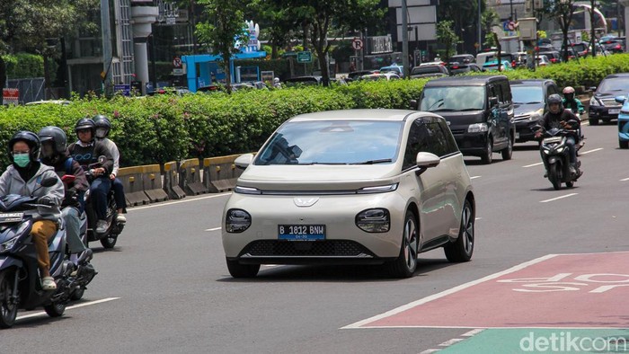 Kendaraan listrik melintas di Jalan Jenderal Sudirman, Jakarta (20/4/2026). Pemprov DKI menyiapkan kebijakan baru menyusul aturan pajak kendaraan listrik dari pemerintah pusat.