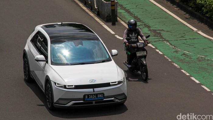 Kendaraan listrik melintas di Jalan Jenderal Sudirman, Jakarta (20/4/2026). Pemprov DKI menyiapkan kebijakan baru menyusul aturan pajak kendaraan listrik dari pemerintah pusat.