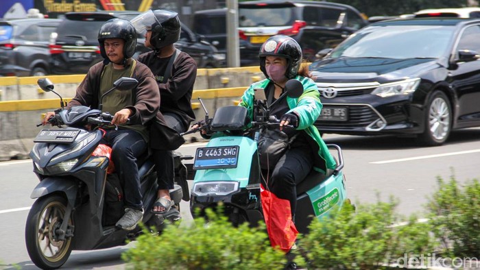 Kendaraan listrik melintas di Jalan Jenderal Sudirman, Jakarta (20/4/2026). Pemprov DKI menyiapkan kebijakan baru menyusul aturan pajak kendaraan listrik dari pemerintah pusat.