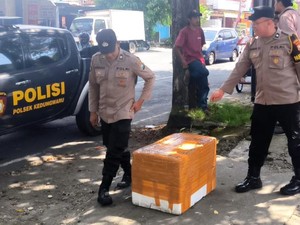 Heboh Paket Mencurigakan di Pinggir Jalan Raya Tulungagung-Kediri