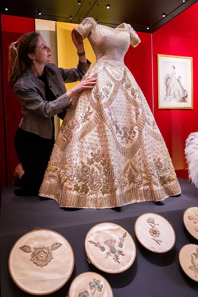 Pameran Terbesar Baju Ratu Elizabeth II, Ada Koleksi yang Belum Terekspos