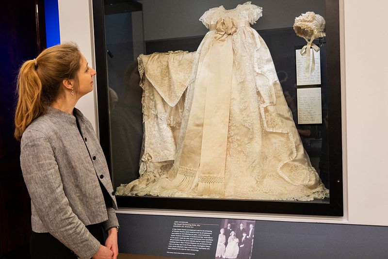 Pameran Terbesar Baju Ratu Elizabeth II, Ada Koleksi yang Belum Terekspos
