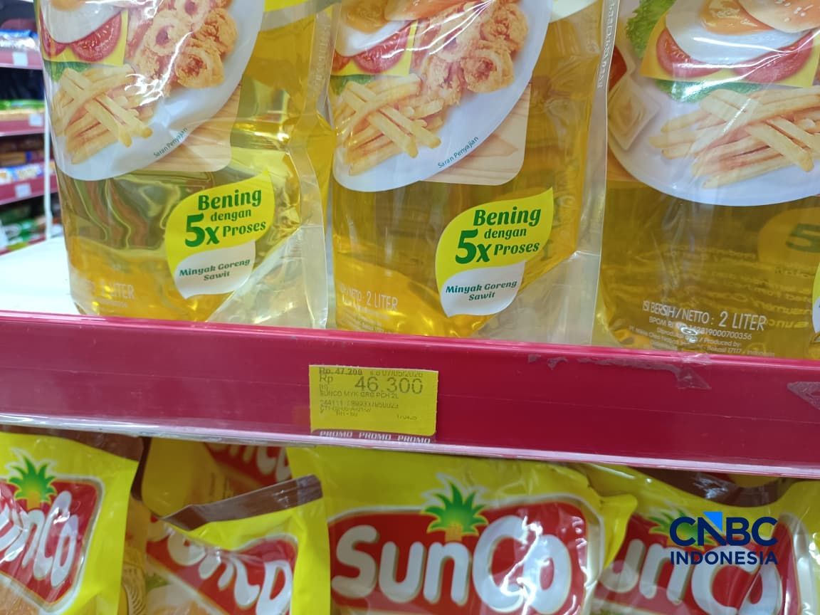 Pantauan Harga Minyak Goreng Kemasan Bermerek di kawasan Setiabudi, Jakarta Selatan, Senin (20/4/2026). (CNBC Indonesia/Martyasari Rizky)