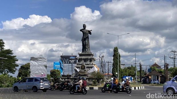 Patung Ida I Dewa Agung Istri Kanya di simpang empat Pusat Kebudayaan Bali (PKB) Desa Kusamba, Klungkung, Bali. (Foto: Fatih Kudus Jaelani/detikBali) Patung Ida I Dewa Agung Istri Kanya di simpang empat Pusat Kebudayaan Bali (PKB) Desa Kusamba, Klungkung, Bali. (Foto: Fatih Kudus Jaelani/detikBali)