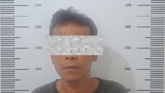 Pelaku pencabulan anak angkat saat diamankan polisi. (dok Polsek Sagulung)