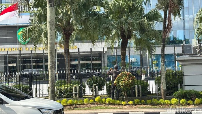 Pemasangan kawat berduri di depan Kantor Gubernur Kaltim.