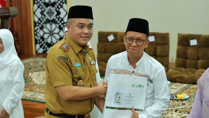 Pemkot Palembang melepas keberangkatan calon jemaah haji.