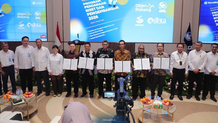 Penandatanganan kontrak Program Pendanaan Riset dan Pengembangan Tahun 2026 di Graha Diktisaintek, Senayan, Jakarta Pusat, Selasa (20/4/2026).