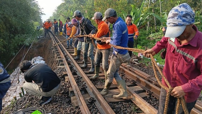Penanganan longsoran di jalur KA Siliwangi