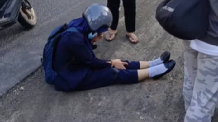 Pengendara motor wanita terjatuh di bekas galian Jalan AP Pettarani Makassar.
