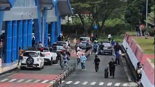 Penikaman terhadap Ketua DPD II Golkar Maluku Tenggara, Agrapinus Rumatora alias Nus Kei memicu kepanikan di Bandara Karel Sadsuitubun. Penikaman terhadap Ketua DPD II Golkar Maluku Tenggara, Agrapinus Rumatora alias Nus Kei memicu kepanikan di Bandara Karel Sadsuitubun.