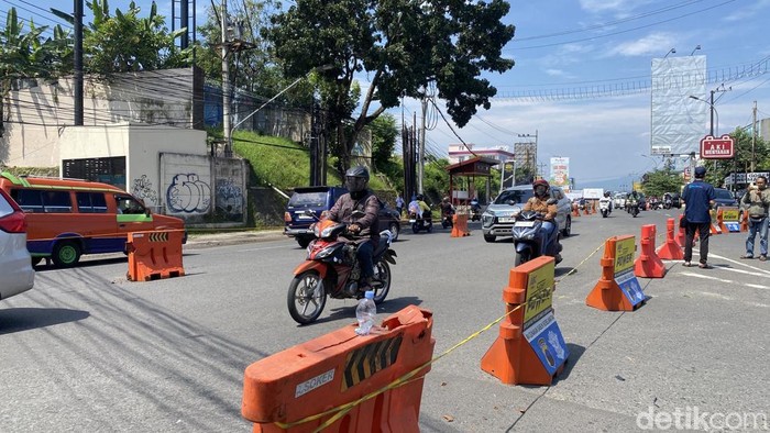 Penutupan Jalan Gombel Lama membuat Jalan Gombel Baru, Kecamatan Banyumanik, Kota Semarang, diterapkan dua arah, Senin (20/4/2026).