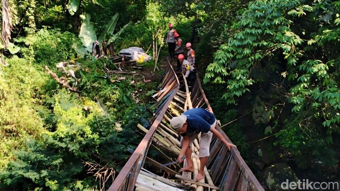 Perbaikan jembatan melintir di Desa Karangtengah, Kecamatan Cibadak, Kabupaten Sukabumi