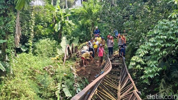 Perbaikan jembatan 'melintir' di Desa Karangtengah, Kecamatan Cibadak, Kabupaten Sukabumi Perbaikan jembatan 'melintir' di Desa Karangtengah, Kecamatan Cibadak, Kabupaten Sukabumi