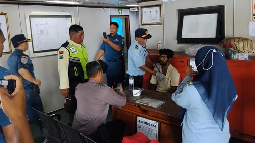 Petugas medis memeriksa kondisi penumpang KMP Samudera Utama yang terjatuh di laut Selat Bali, Senin (20/4/2026). (Foto: Dok. Pos AL Gilimanuk)