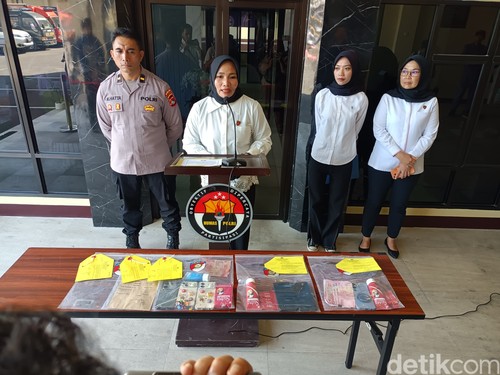 Polda NTB tunjukkan barang bukti hasil pengungkapan kasus prostitusi saat menggelar pres rilis di Polda NTB, Senin (20/4/2026). (Foto : Abdurrasyid Efendi/detikBali).