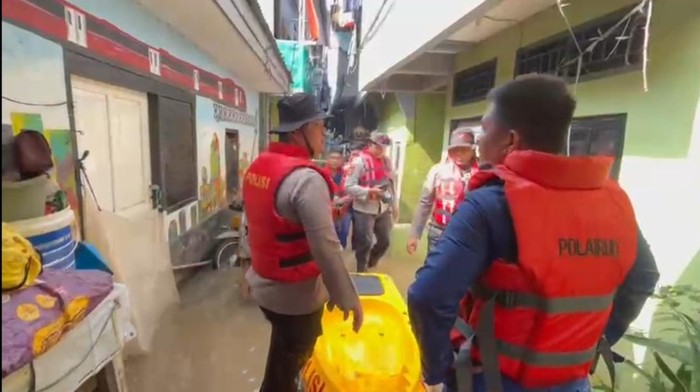 Polisi bantu evakuasi warga terdampak banjir di Kampung Melayu, Jaktim. (Dok. ist)