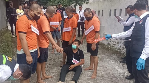 Polisi melakukan rekonstruksi kasus penganiayaan hingga menyebabkan meninggal dunia di Suranadi, Lombok Barat Senin (20/4/2026). (Foto : Dok Polresta Mataram).
