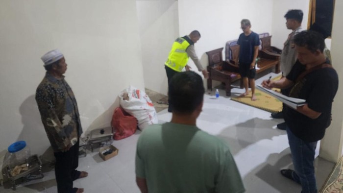 Polisi mendatangi lokasi pencurian kotak sumbangan hajatan milik salah satu warga Ngawu, Playen, Gunungkidul, Minggu (19/4/2026) malam.