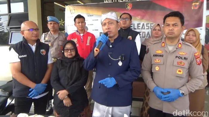 Polisi saat memberikan keterangan kasus penculikan dan pencabulan anak.