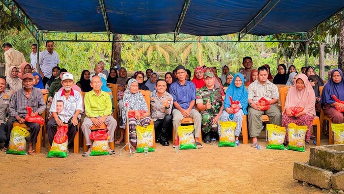 Polres Rohul turun melakukan edukasi cegah karhutla sambil membagikan bantuan sosial.