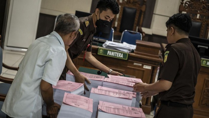 Jaksa Penuntut Umum (JPU) menyiapkan berkas tuntutan kasus dugaan tindak pidana korupsi pemberian kredit PT Sritex dengan terdakwa Iwan Setiawan Lukminto dan Iwan Kurniawan Lukminto di Pengadilan Tipikor Kota Semarang, Jawa Tengah, Senin (20/4/2026). JPU menuntut mantan Komisaris Utama PT Sritex Iwan Setiawan Lukminto dan mantan Direktur utama PT Sritex Iwan Kurniawan Lukminto tersebut dengan masing-masing pidana penjara selama 16 tahun, denda sebesar Rp1 miliar, serta kewajiban membayar uang pengganti kerugian negara masing-masing sebesar Rp677 miliar, karena dinilai terbukti melakukan tindak pidana korupsi dan tindak pidana pencucian uang (TPPU) yang mengakibatkan kerugian negara mencapai Rp1,3 triliun. ANTARA FOTO/Aprillio Akbar/wsj.