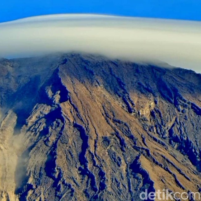 Fenomena Alam, Gunung Semeru Tampak Bertopi Awan