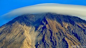 Fenomena Alam, Gunung Semeru Tampak Bertopi Awan