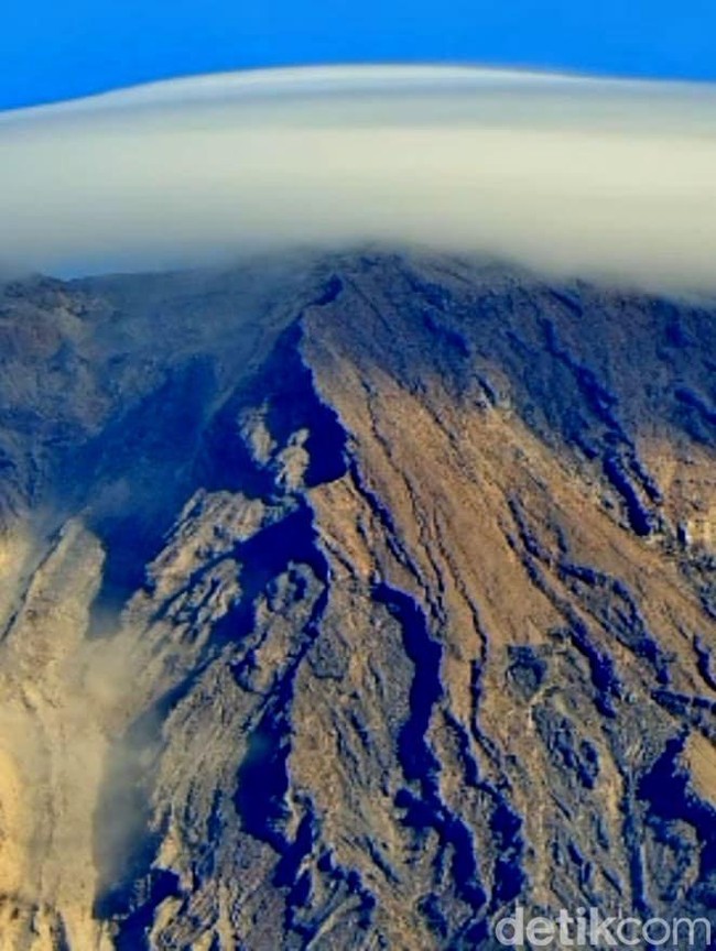 Fenomena Alam, Gunung Semeru Tampak Bertopi Awan