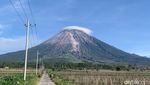 Fenomena Alam, Gunung Semeru Tampak Bertopi Awan