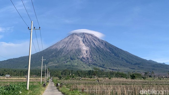 Potret Gunung Semeru bertopi awan