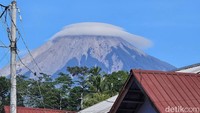 Pemandangan Gunung Semeru bertopi awan ini menjadi perhatian warga yang berada di lereng gunung