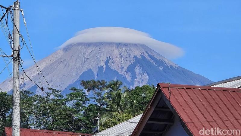 Potret Gunung Semeru bertopi awan