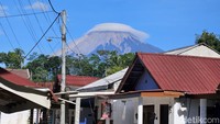 Menurut BPBD Kabupaten Lumajang, fenomena awan yang melingkari Gunung Semeru tersebut merupakan awan lenticular yang membentuk seperti topi atau caping.
