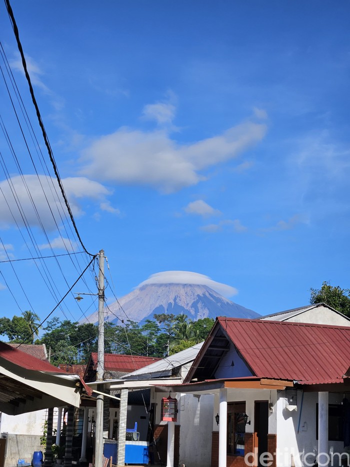 Potret Gunung Semeru bertopi awan