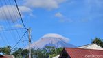 Fenomena Alam, Gunung Semeru Tampak Bertopi Awan