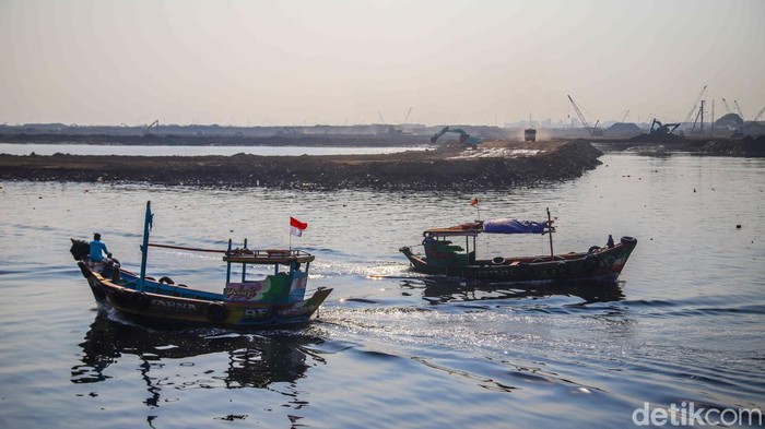 Sejumlah nelayan melintasi proyek reklamasi di kawasan laut Teluk Jakarta, tepatnya di Cilincing, Jakarta Utara, Senin (20/4/2026). Di tengah hamparan laut yang kini dipenuhi aktivitas pembangunan, perahu-perahu nelayan tampak bergerak perlahan, mencari celah di antara struktur proyek yang kian mendominasi perairan.