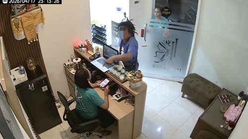 Pria yang diduga pelaku pemukulan saat terlibat cekcok dengan karyawan spa di Jalan Letda Kajeng, Denpasar Timur, Jumat (17/4/2026). (Tangkapan layar TikTok @lkspanbeauty2025)