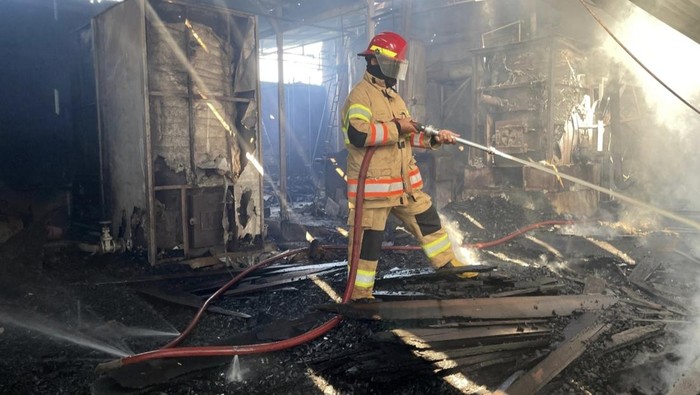 Pabrik mebel di Desa Parangjoro, Kecamatan Grogol, Sukoharjo, terbakar dini hari tadi. Lima unit truk Damkar dikerahkan ke lokasi.