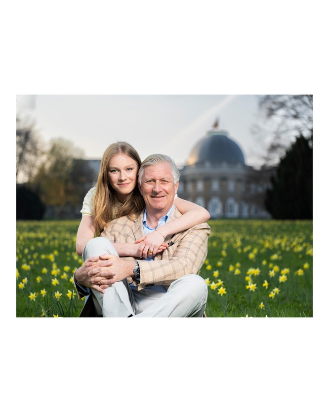 Selagi Putri Eleonore resmi memasuki usia dewasa, kerajaan Belgia mengunggah foto-foto untuk merayakannya. Salah satunya menunjukkan foto gadis itu bersama sang ayah di depan kediaman istana mereka. Foto: Instagram
