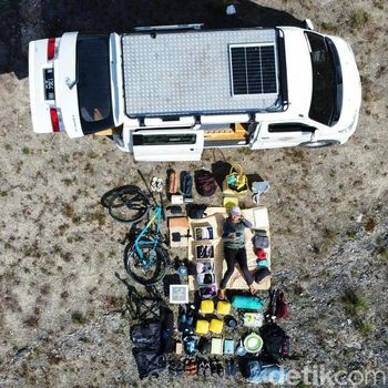 Rahmi Shofia atau dikenal Mimi Campervan saat berkeliling Indonesia