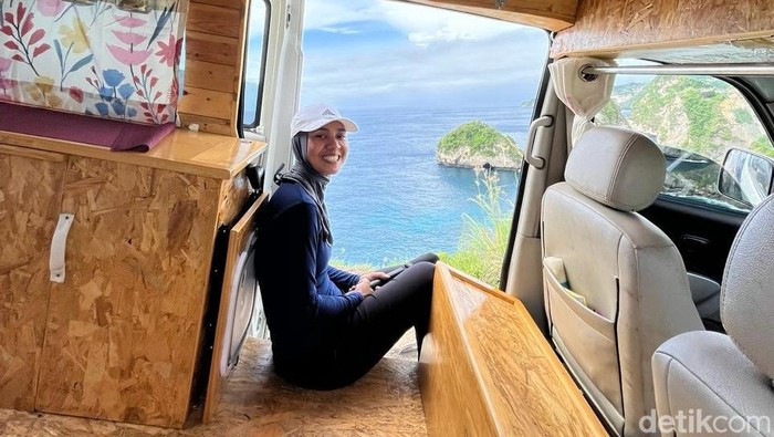 Rahmi Shofia atau dikenal Mimi Campervan saat berkeliling Indonesia