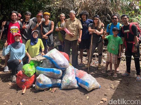 Rahmi Shofia atau dikenal Mimi Campervan saat berkeliling Indonesia