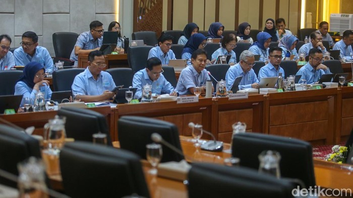 Rapat di DPR, Menkes Beberkan Penanganan KLB Campak Menkes Budi Gunadi Sadikin membeberkan penanganan kejadian luar biasa (KLB) campak di Indonesia saat rapat dengan Komisi IX DPR di Kompleks Parlemen, Jakarta, Senin (20/4/2026). Kemenkes memprioritaskan vaksinasi campak bagi kelompok dewasa, menyusul terbitnya izin perluasan indikasi vaksin Measles-Rubella (MR) dari BPOM untuk usia dewasa.
